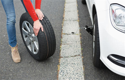 麦盖提东营区道路救援